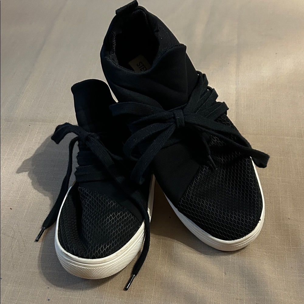 EUC Steve Madden Black Sneakers